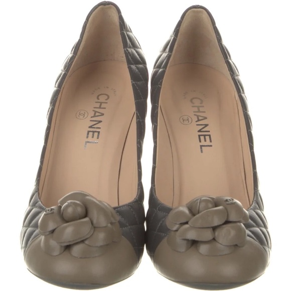 Original Chanel Interlocking CC Logo, Camellia Accent & Quilted Pattern pump’s - Picture 4 of 6